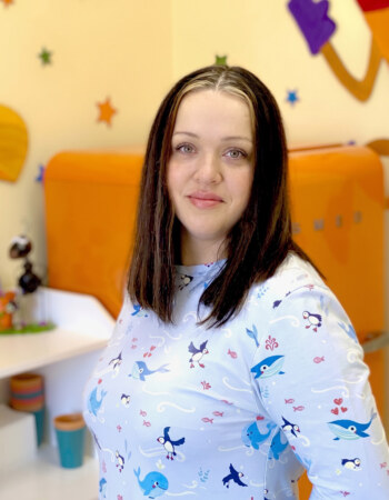 Анна Грозовська — помічник вихователя, Чудо Клуб