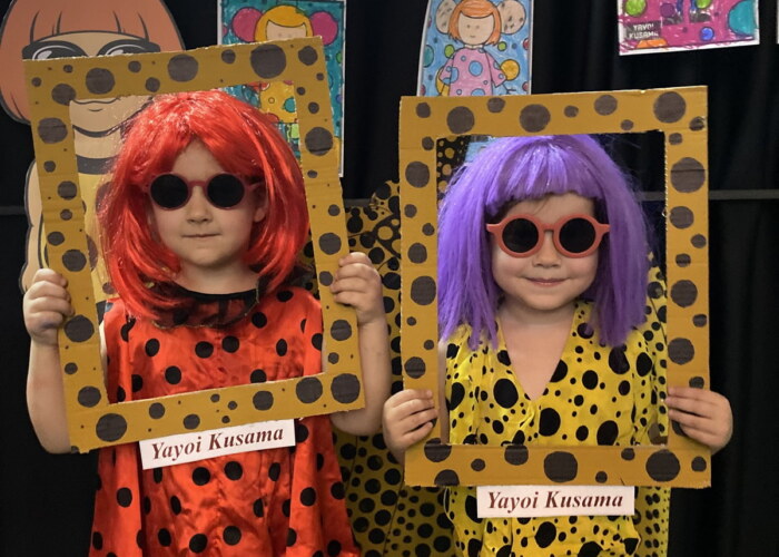 Дві дівчинки в костюмах у горох з рамками «Yayoi Kusama» на майстер-класі садочка «Чудо Клуб»