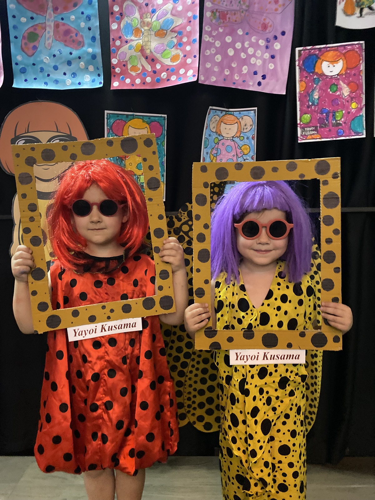 Дві дівчинки в костюмах у горох з рамками «Yayoi Kusama» на майстер-класі садочка «Чудо Клуб»