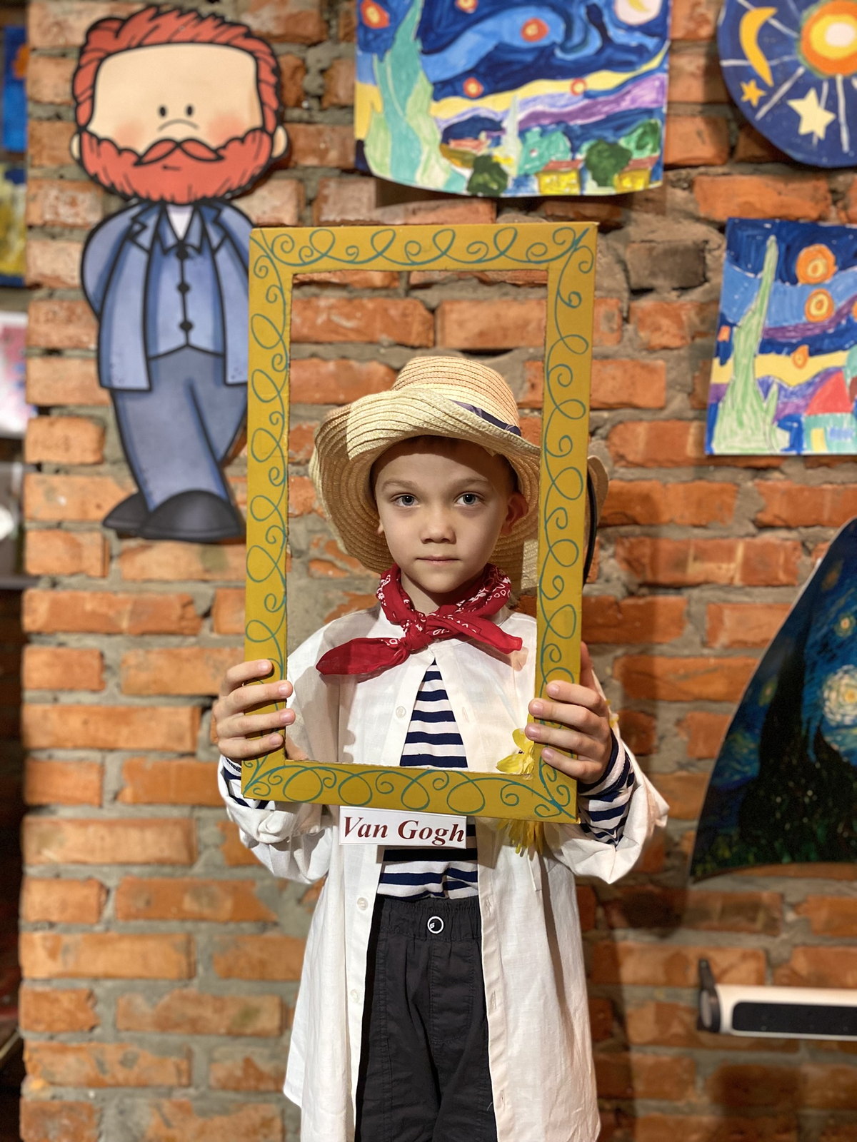 Хлопчик в образі Ван Гога — солом'яний капелюх і рамка «Van Gogh» серед дитячих копій «Зоряної ночі»